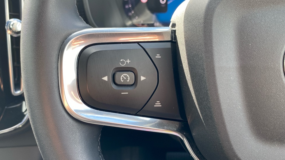 Volvo XC40 2.0 B3P Plus Dark 5dr Auto Petrol Estate - Image 30
