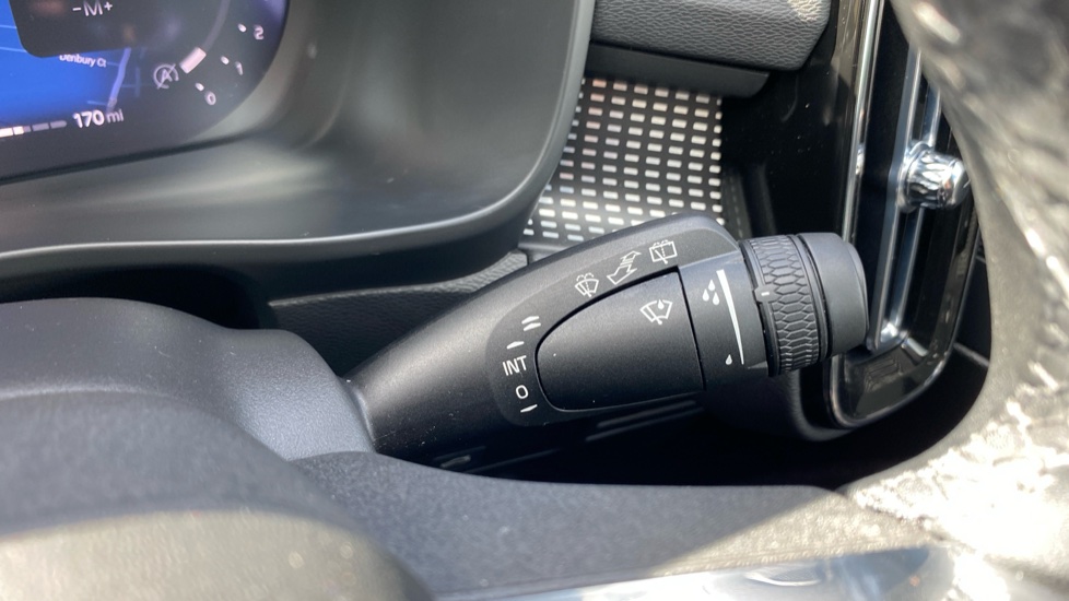 Volvo XC40 2.0 B3P Plus Dark 5dr Auto Petrol Estate - Image 32