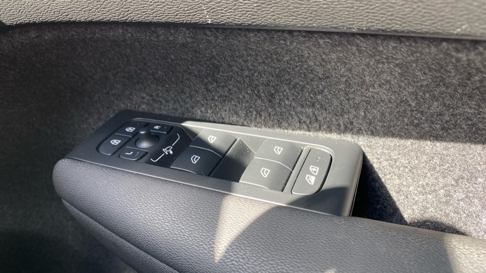 Volvo XC40 2.0 B3P Plus Dark 5dr Auto Petrol Estate - Image 35