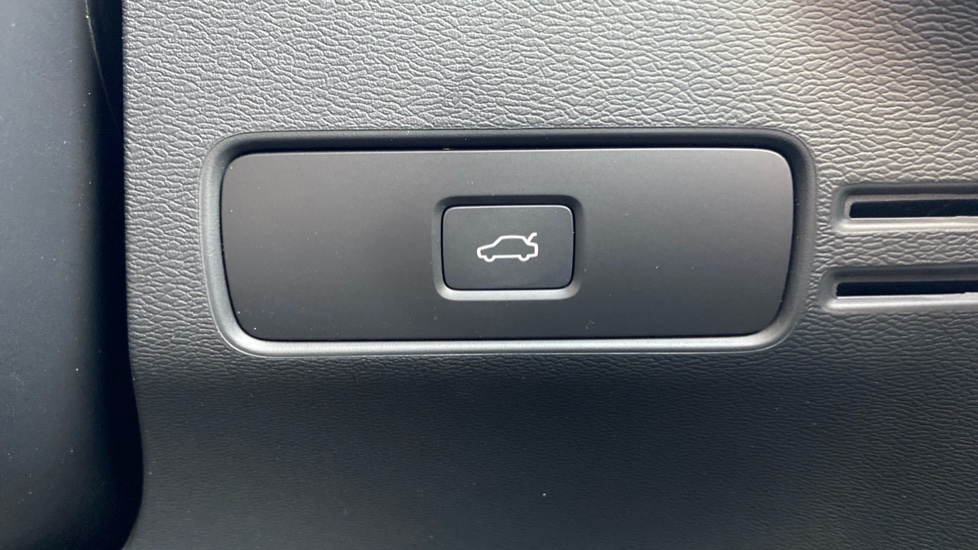 Volvo XC40 2.0 B3P Plus Dark 5dr Auto Petrol Estate - Image 36
