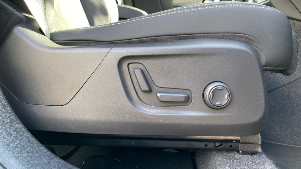 Volvo XC40 2.0 B3P Plus Dark 5dr Auto Petrol Estate - Image 37