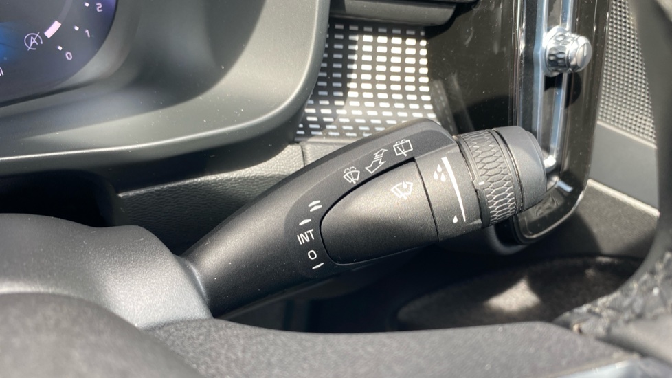 Volvo XC40 2.0 B3P Plus Dark 5dr Auto Petrol Estate - Image 30