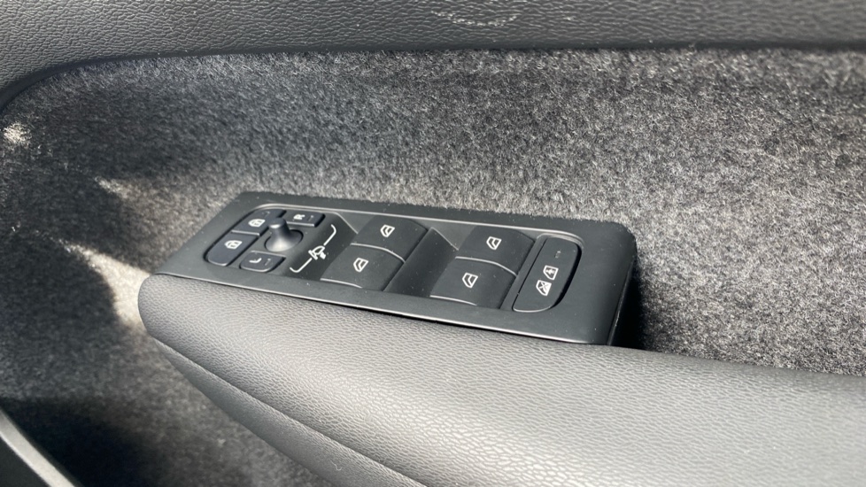 Volvo XC40 2.0 B3P Plus Dark 5dr Auto Petrol Estate - Image 33
