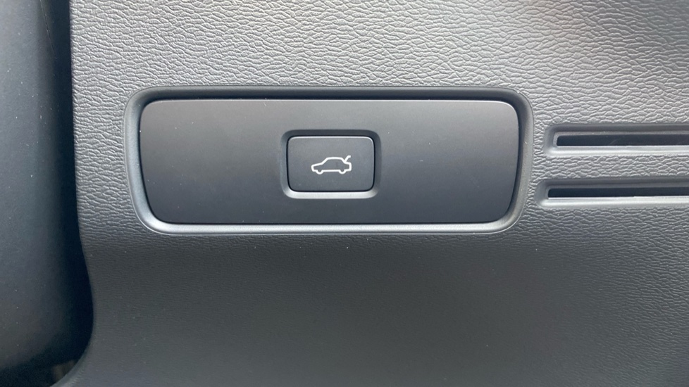 Volvo XC40 2.0 B3P Plus Dark 5dr Auto Petrol Estate - Image 34