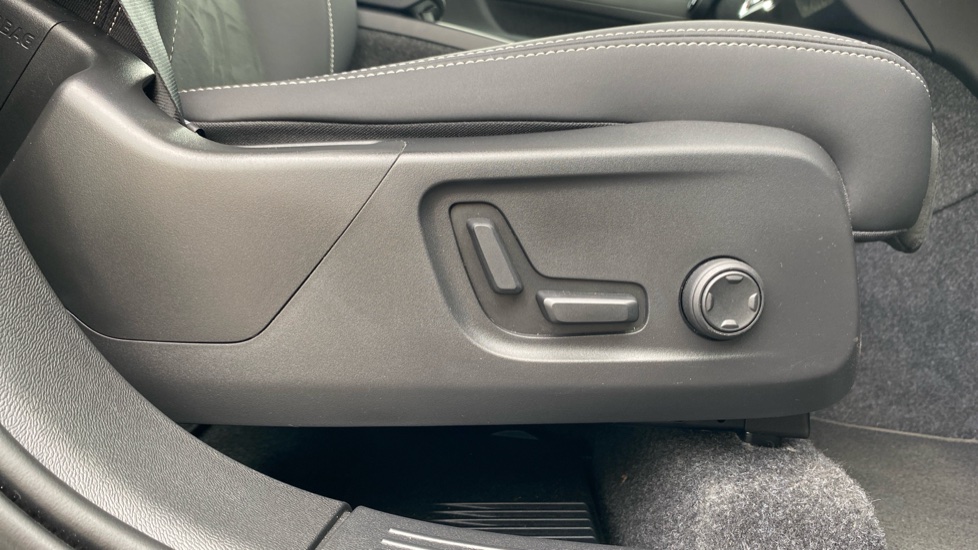 Volvo XC40 2.0 B3P Plus Dark 5dr Auto Petrol Estate - Image 35