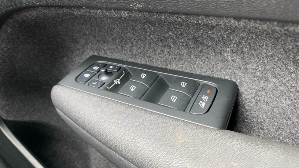 Volvo XC40 2.0 B3P Plus Dark 5dr Auto Petrol Estate - Image 33