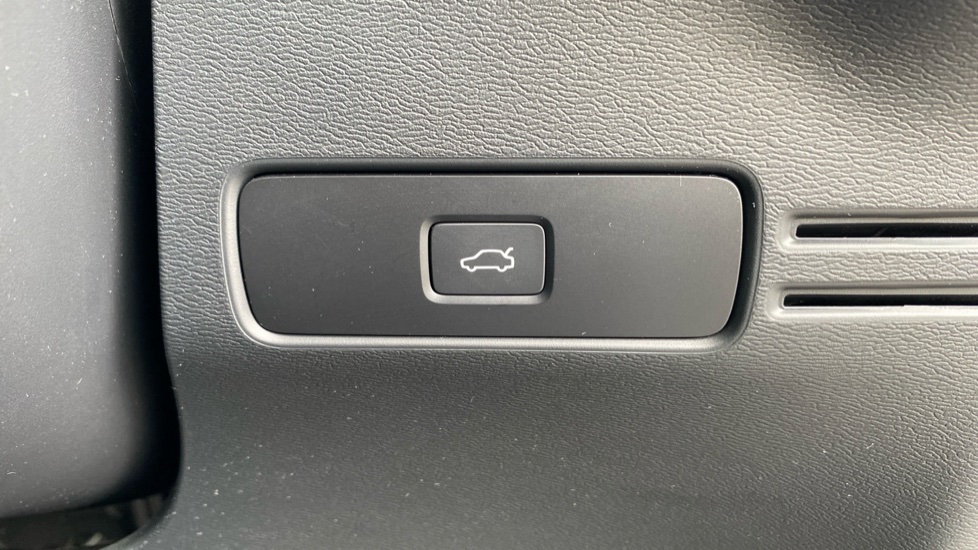 Volvo XC40 2.0 B3P Plus Dark 5dr Auto Petrol Estate - Image 34
