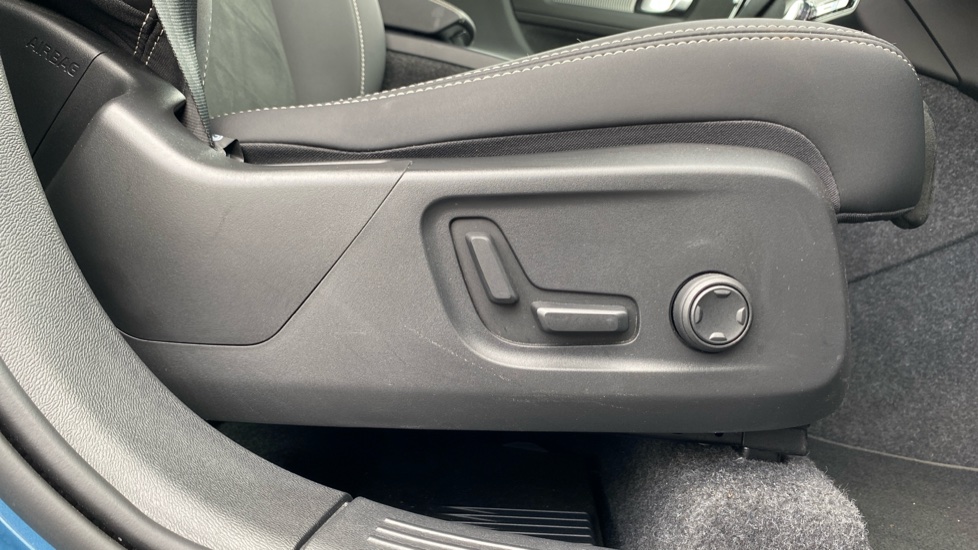 Volvo XC40 2.0 B3P Plus Dark 5dr Auto Petrol Estate - Image 35