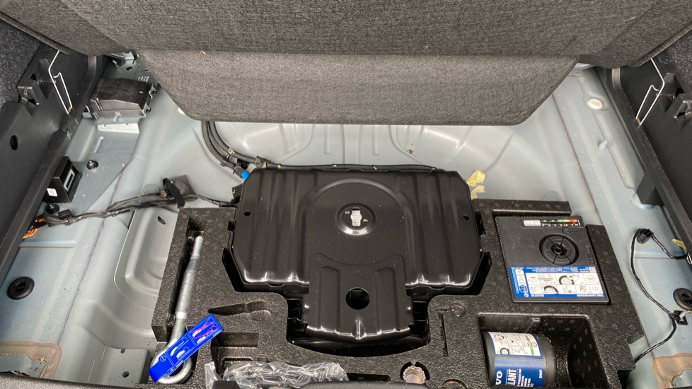 Volvo XC40 2.0 B3P Plus Dark 5dr Auto Petrol Estate - Image 39