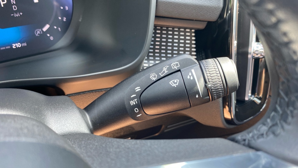 Volvo XC40 2.0 B3P Plus Dark 5dr Auto Petrol Estate - Image 30
