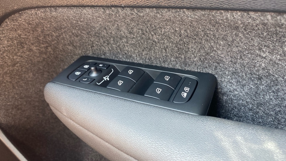 Volvo XC40 2.0 B3P Plus Dark 5dr Auto Petrol Estate - Image 33