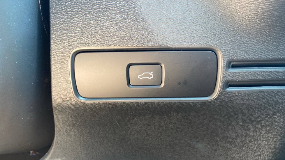 Volvo XC40 2.0 B3P Plus Dark 5dr Auto Petrol Estate - Image 34