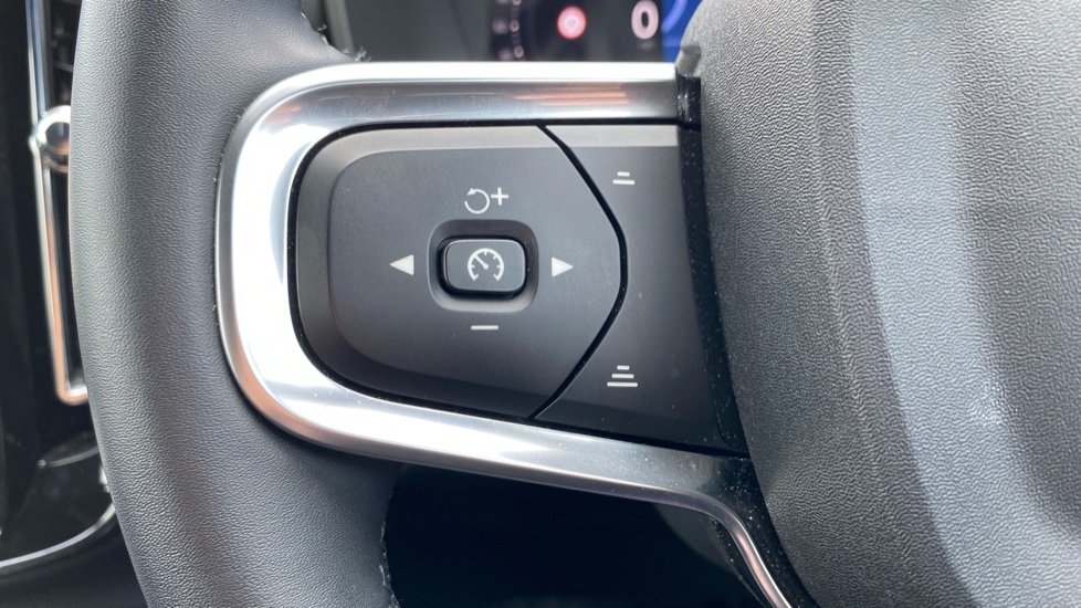 Volvo XC40 2.0 B3P Plus Dark 5dr Auto Petrol Estate - Image 28