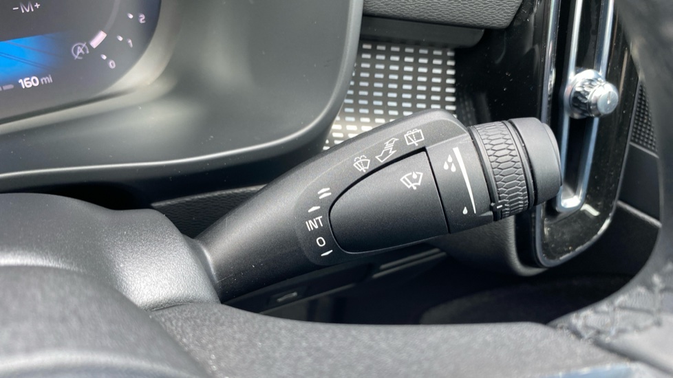 Volvo XC40 2.0 B3P Plus Dark 5dr Auto Petrol Estate - Image 30