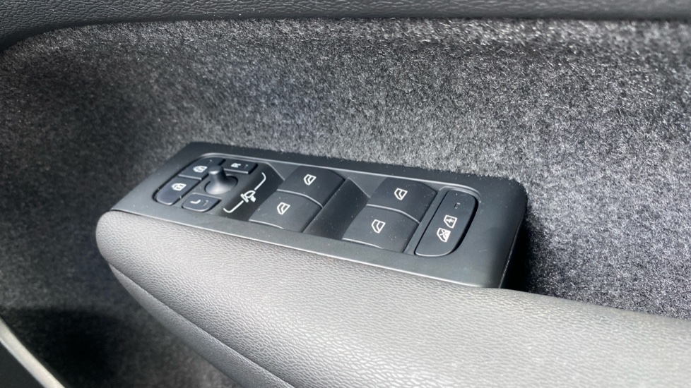 Volvo XC40 2.0 B3P Plus Dark 5dr Auto Petrol Estate - Image 33