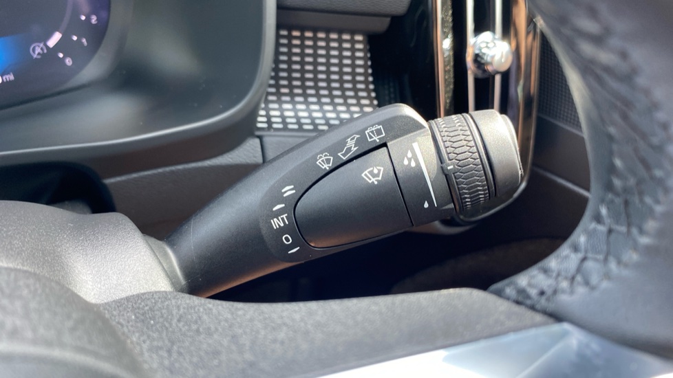 Volvo XC40 2.0 B3P Plus Dark 5dr Auto Petrol Estate - Image 30