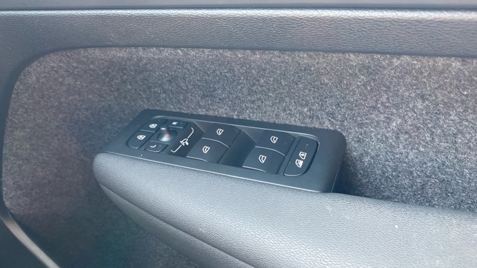 Volvo XC40 2.0 B3P Plus Dark 5dr Auto Petrol Estate - Image 33