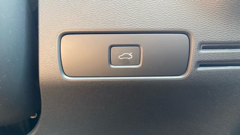 Volvo XC40 2.0 B3P Plus Dark 5dr Auto Petrol Estate - Image 34