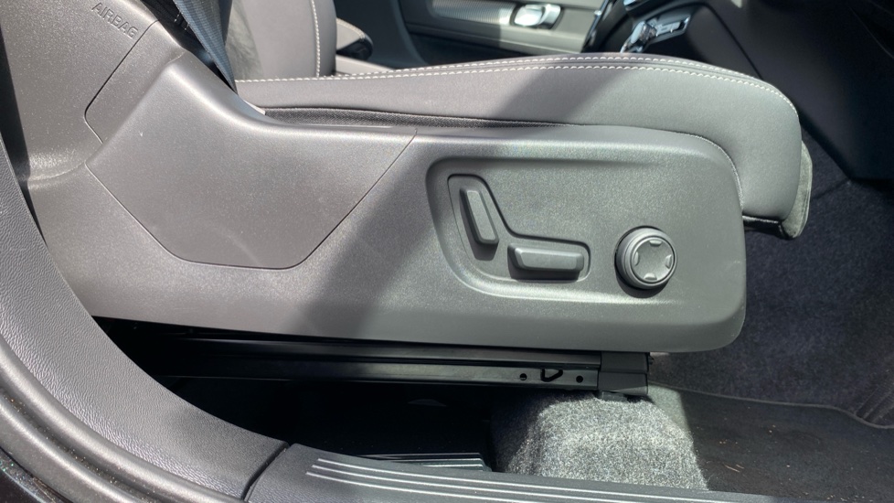 Volvo XC40 2.0 B3P Plus Dark 5dr Auto Petrol Estate - Image 35