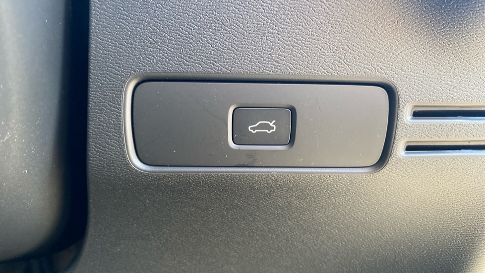 Volvo EX40 325kW TM Perf Ultra Black Edition 82kWh 5dr Auto Electric Estate - Image 37