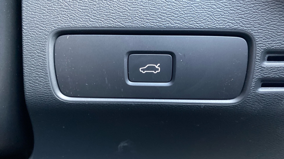 Volvo XC40 2.0 B4P Plus Black Edition 5dr Auto Petrol Estate - Image 35