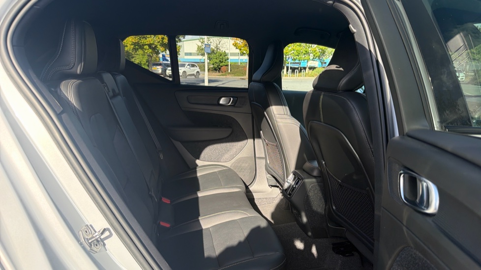 Volvo XC40 2.0 B4P R DESIGN 5dr Auto Petrol Estate - Image 7