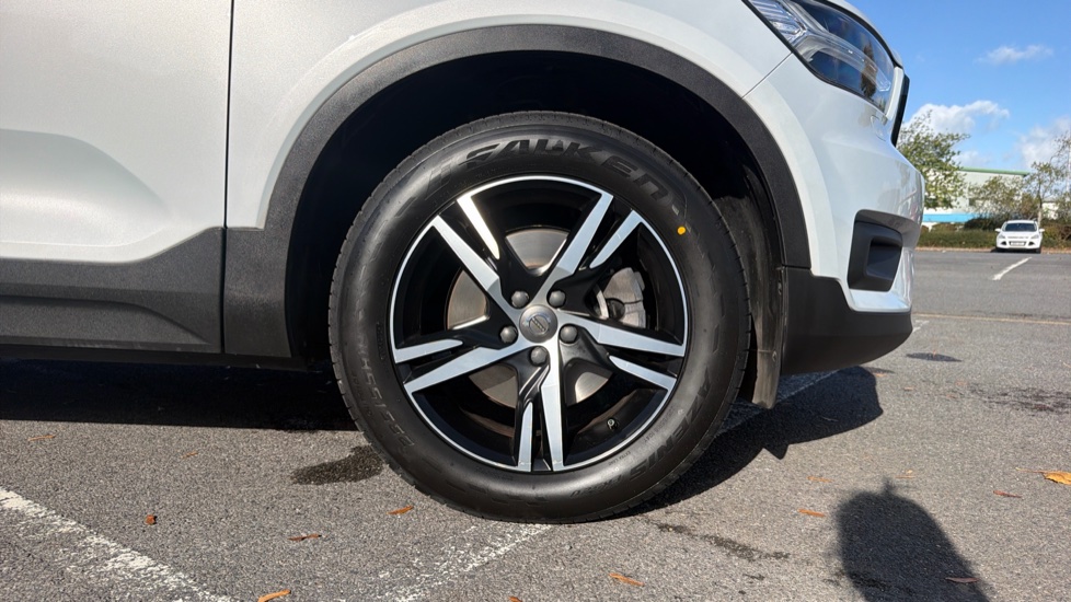 Volvo XC40 2.0 B4P R DESIGN 5dr Auto Petrol Estate - Image 10