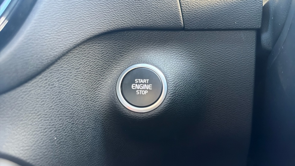 Volvo XC40 2.0 B4P R DESIGN 5dr Auto Petrol Estate - Image 25