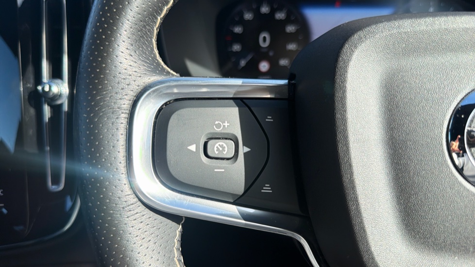 Volvo XC40 2.0 B4P R DESIGN 5dr Auto Petrol Estate - Image 28