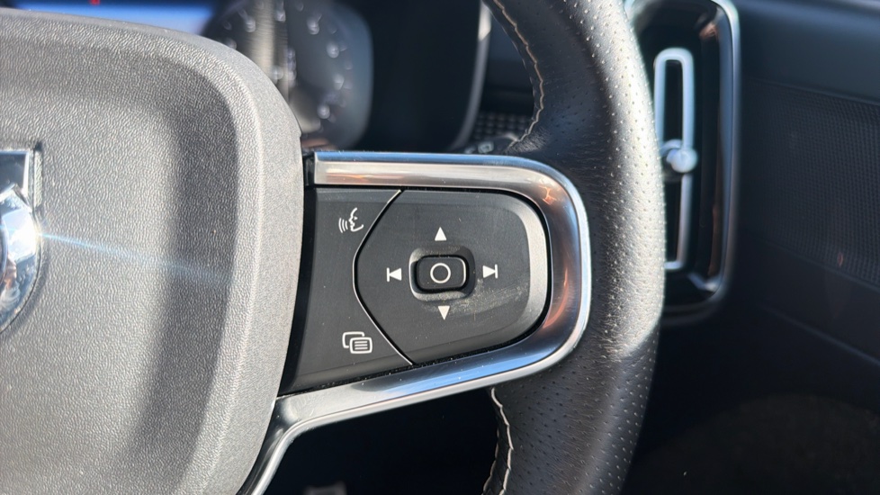 Volvo XC40 2.0 B4P R DESIGN 5dr Auto Petrol Estate - Image 29