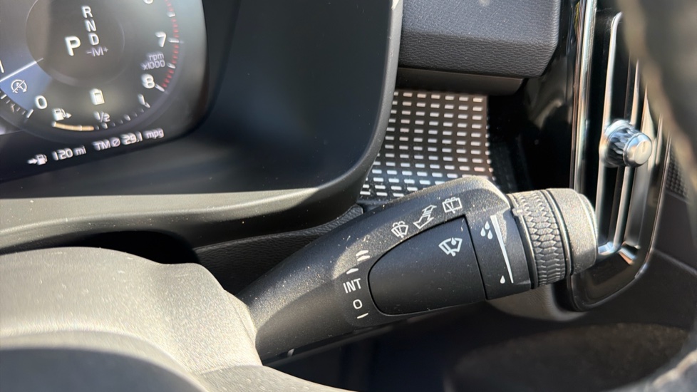 Volvo XC40 2.0 B4P R DESIGN 5dr Auto Petrol Estate - Image 30