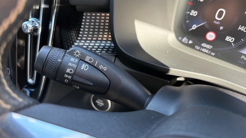 Volvo XC40 2.0 B4P R DESIGN 5dr Auto Petrol Estate - Image 31
