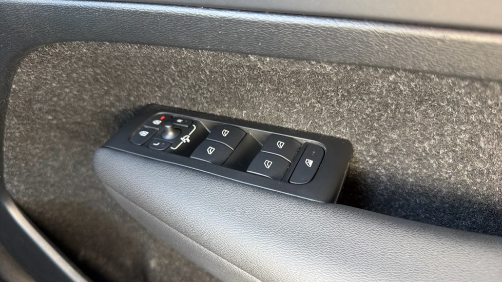 Volvo XC40 2.0 B4P R DESIGN 5dr Auto Petrol Estate - Image 33