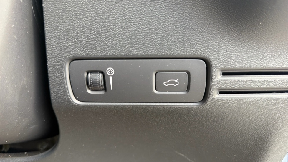 Volvo XC40 2.0 B4P R DESIGN 5dr Auto Petrol Estate - Image 34