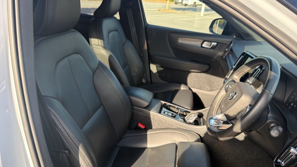 Volvo XC40 2.0 B4P R DESIGN 5dr Auto Petrol Estate - Image 36