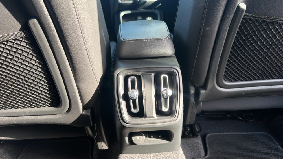 Volvo XC40 2.0 B4P R DESIGN 5dr Auto Petrol Estate - Image 37