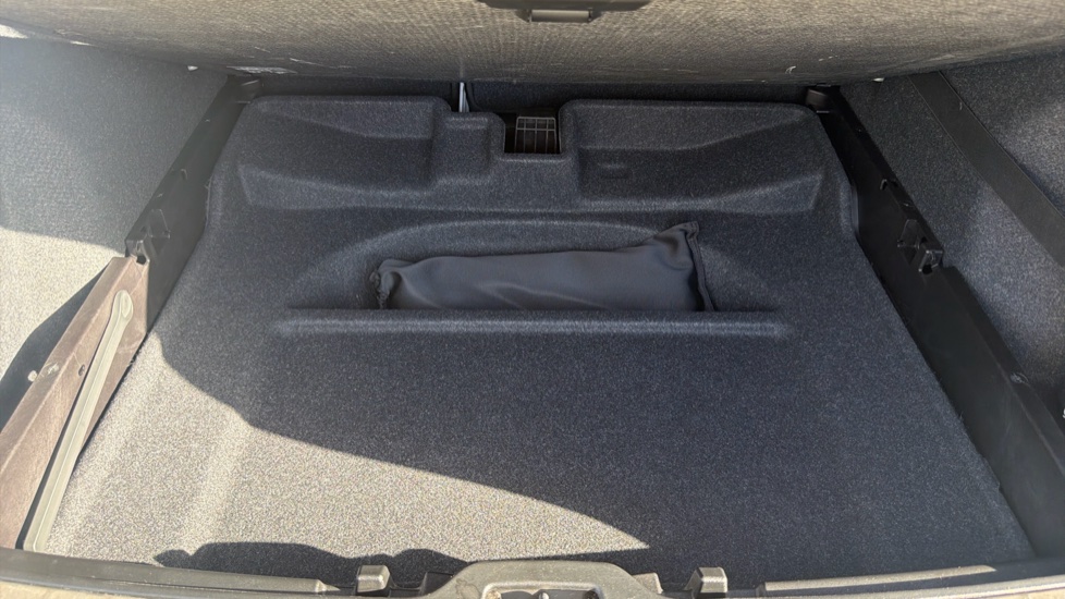 Volvo XC40 2.0 B4P R DESIGN 5dr Auto Petrol Estate - Image 39