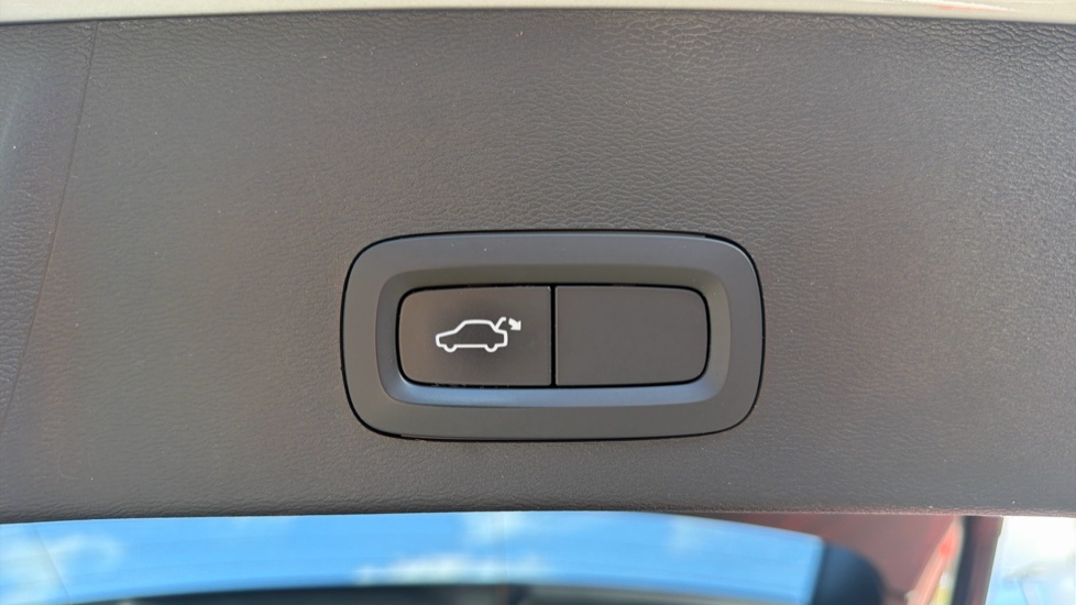 Volvo XC40 2.0 B4P R DESIGN 5dr Auto Petrol Estate - Image 40