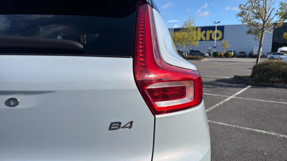 Volvo XC40 2.0 B4P R DESIGN 5dr Auto Petrol Estate - Image 41