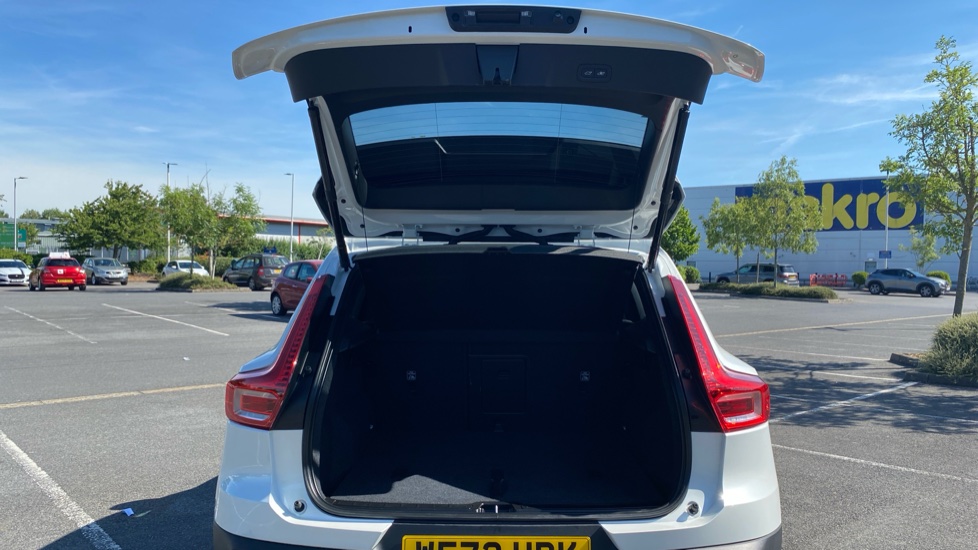 Volvo XC40 2.0 B3P Plus Dark 5dr Auto Petrol Estate - Image 13