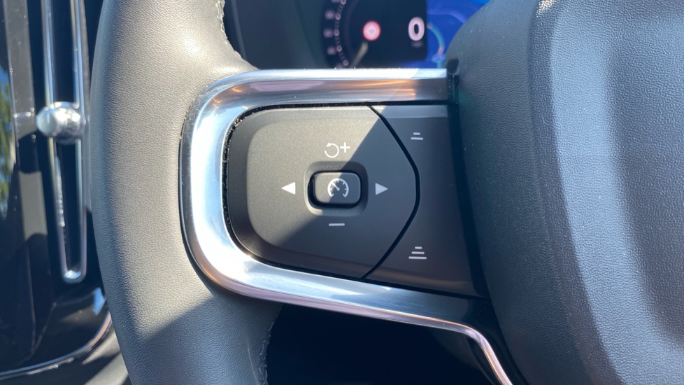 Volvo XC40 2.0 B3P Plus Dark 5dr Auto Petrol Estate - Image 29
