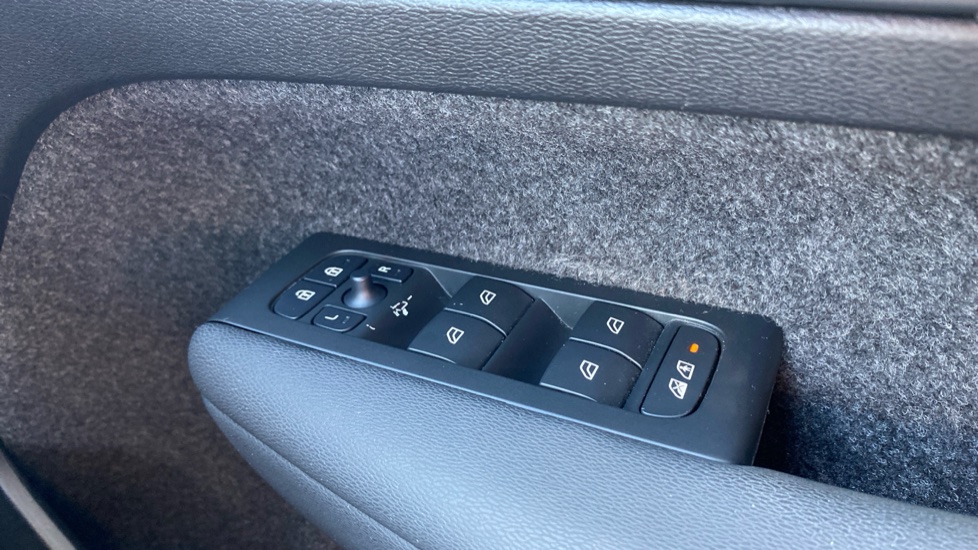 Volvo XC40 2.0 B3P Plus Dark 5dr Auto Petrol Estate - Image 34