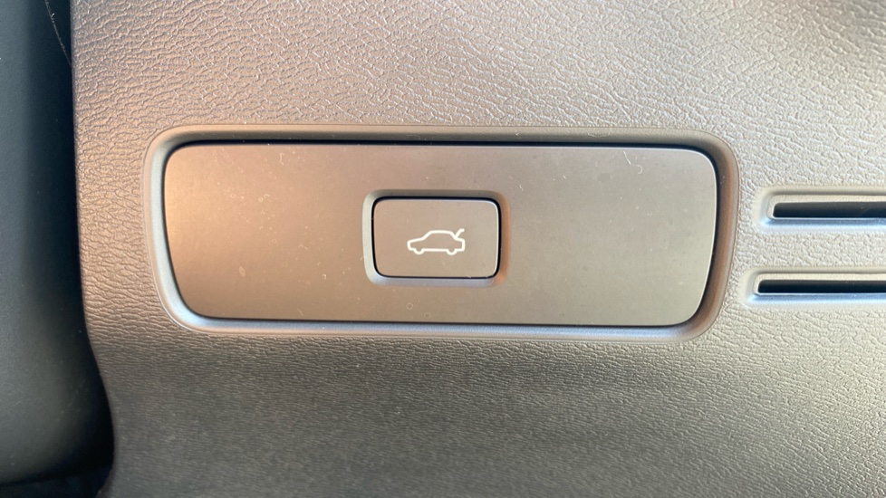 Volvo XC40 2.0 B3P Plus Dark 5dr Auto Petrol Estate - Image 35