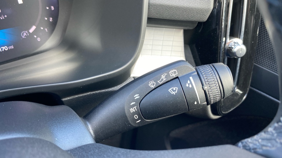 Volvo XC40 2.0 B3P Plus Dark 5dr Auto Petrol Estate - Image 32