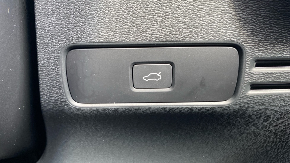 Volvo XC40 2.0 B3P Plus Dark 5dr Auto Petrol Estate - Image 36