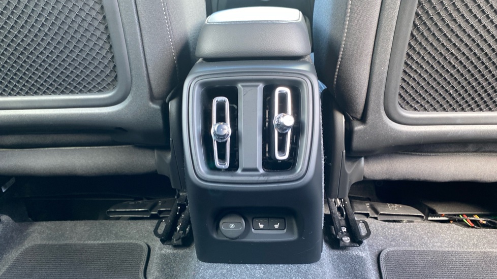 Volvo XC40 2.0 B3P Plus Dark 5dr Auto Petrol Estate - Image 39