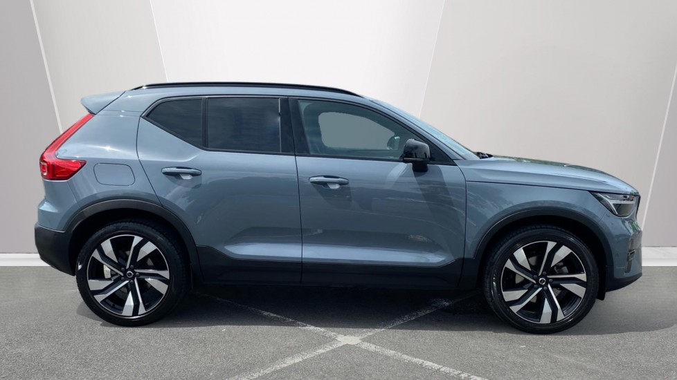 Volvo XC40 2.0 B4P Ultimate Dark 5dr Auto Petrol Estate - Image 3
