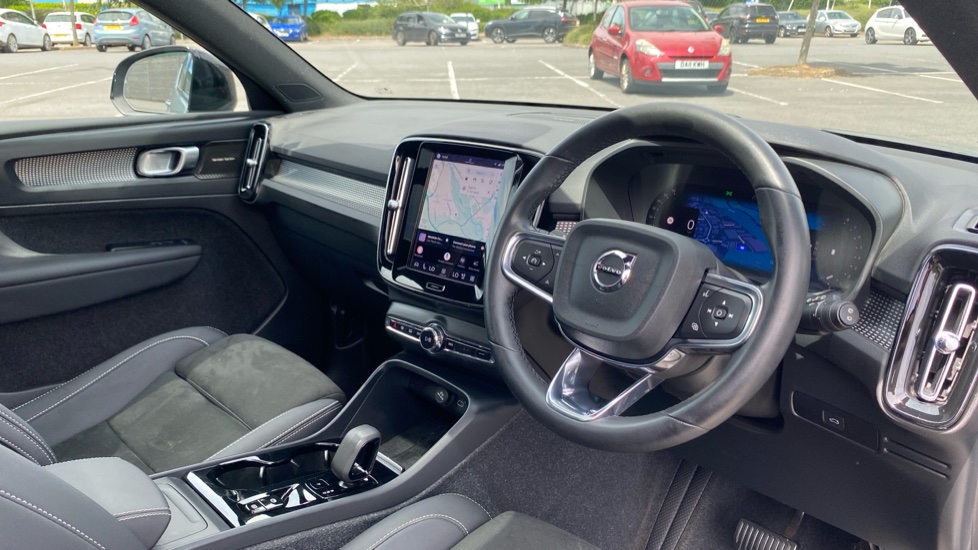Volvo XC40 2.0 B4P Ultimate Dark 5dr Auto Petrol Estate - Image 5