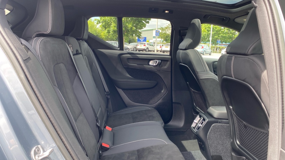 Volvo XC40 2.0 B4P Ultimate Dark 5dr Auto Petrol Estate - Image 7
