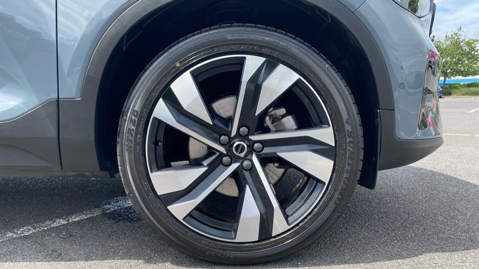 Volvo XC40 2.0 B4P Ultimate Dark 5dr Auto Petrol Estate - Image 10